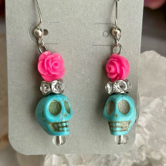 Howlite Scull Day Of the Dead Halloween Dangle Earrings - Picture 4 of 6